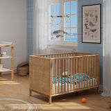 Habitación de bebé con cuna de ratán