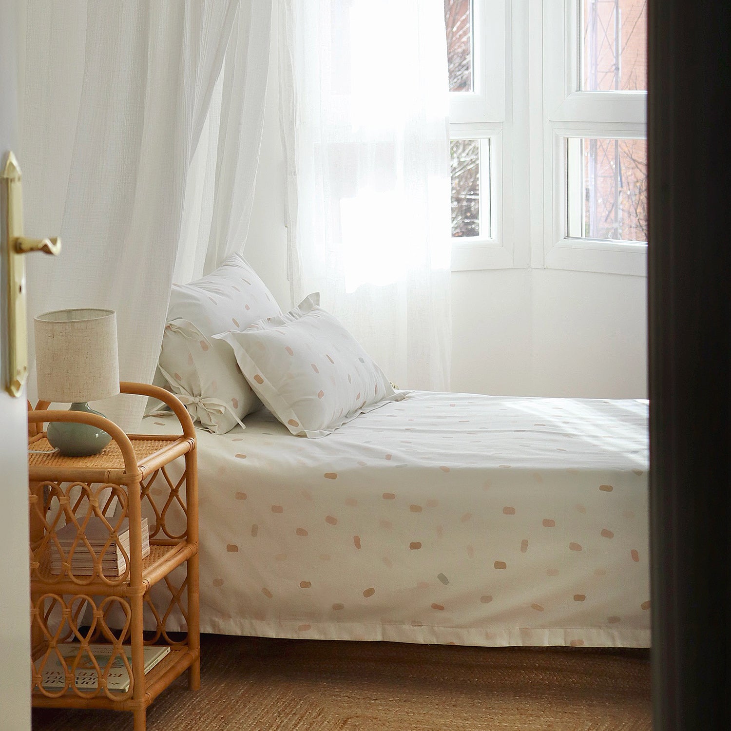 Habitación infantil decorada con conjunto de cama confetti