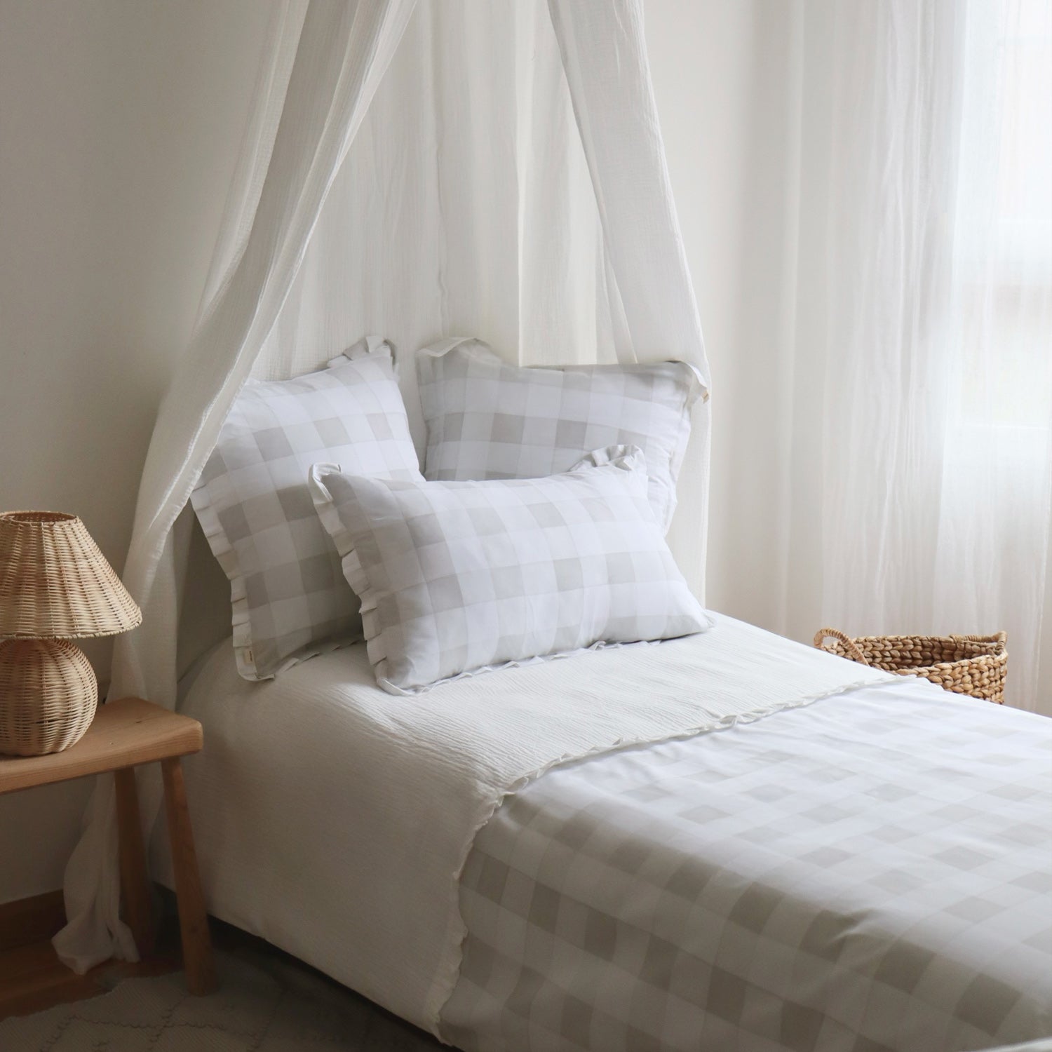 Habitación infantil con ropa de cama vichy gris