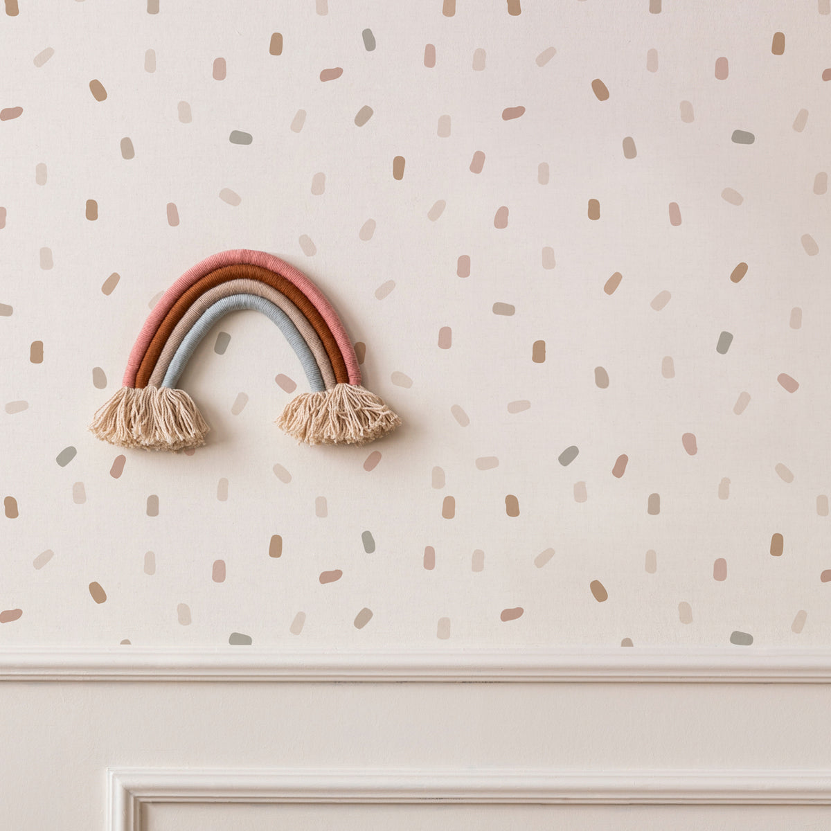 Habitación de niña con papel pintado infantil de colores cálidos Confetti