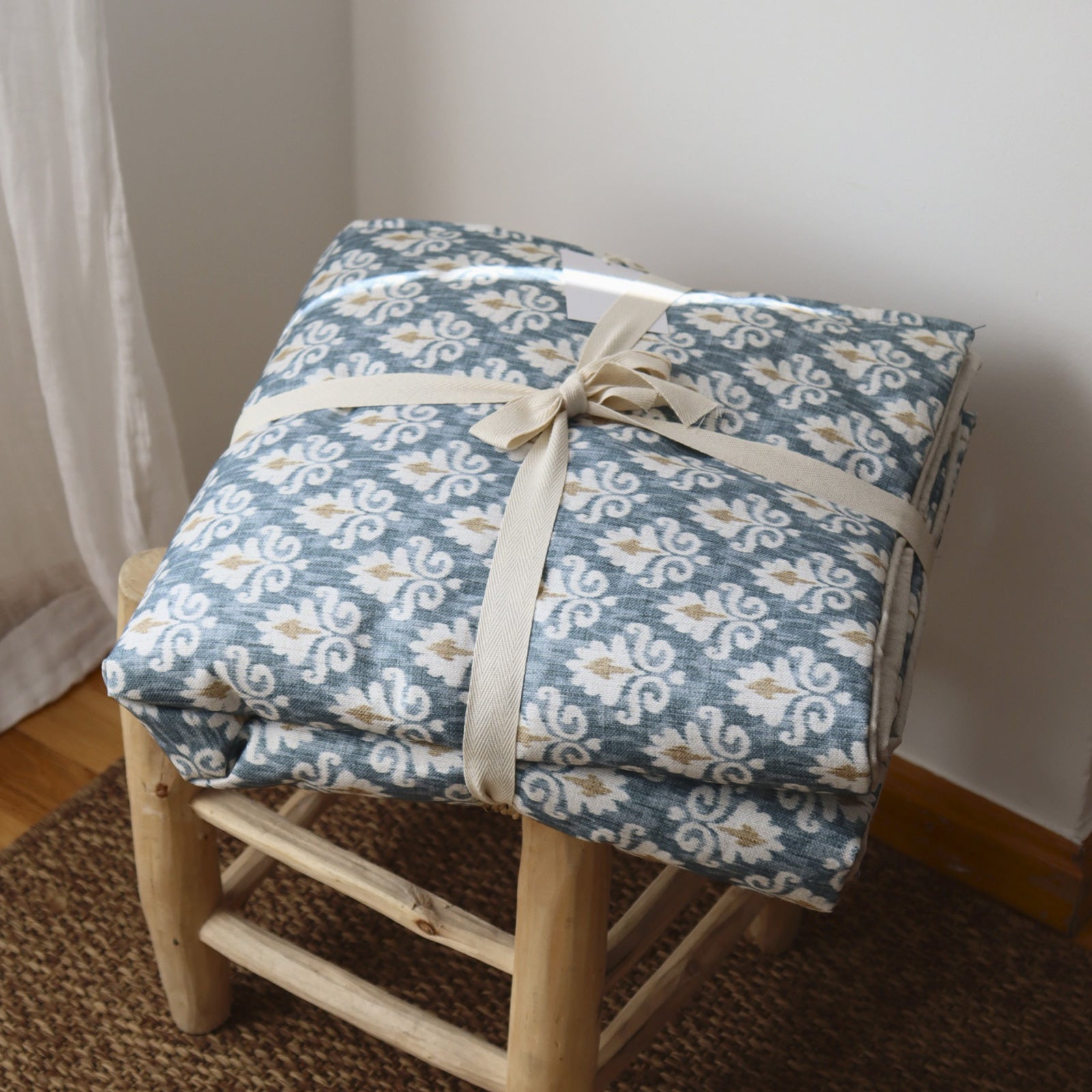 Manta plaid para dormitorio o salón Ikat azul mostaza