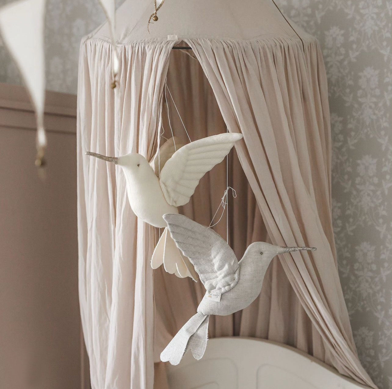 Móvil para cuarto de bebé Colibri de lino para la decoración