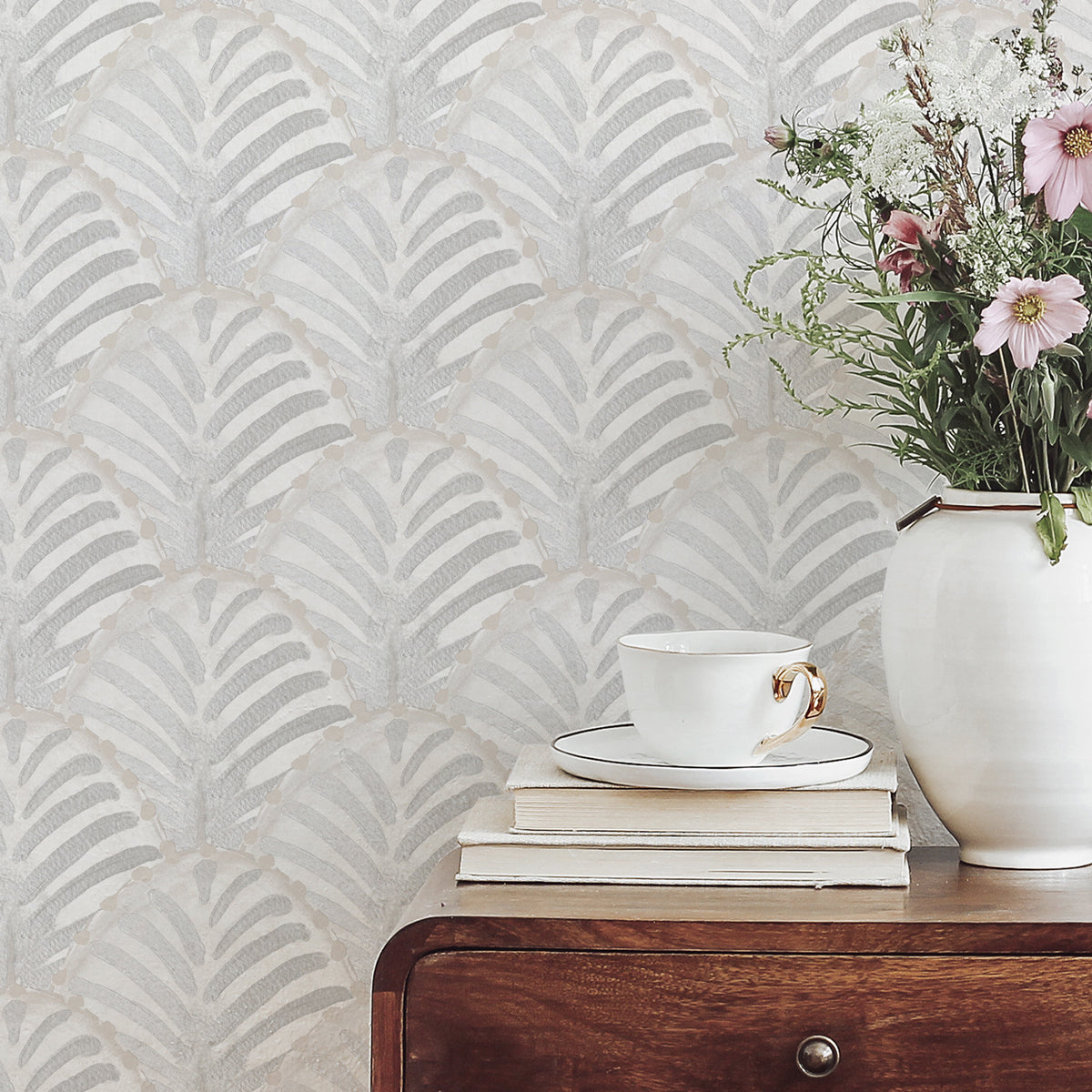 Papel pintado con dibujos de conchas grises para una decoración neutral