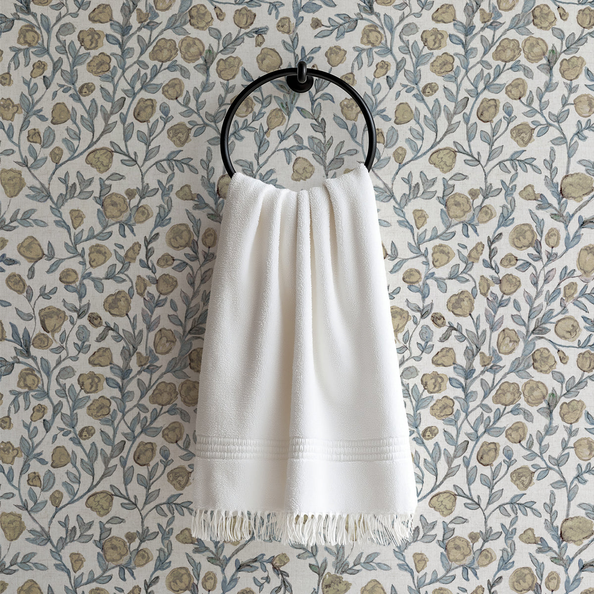 Papel pintado con dibujos de flores beige y azul 