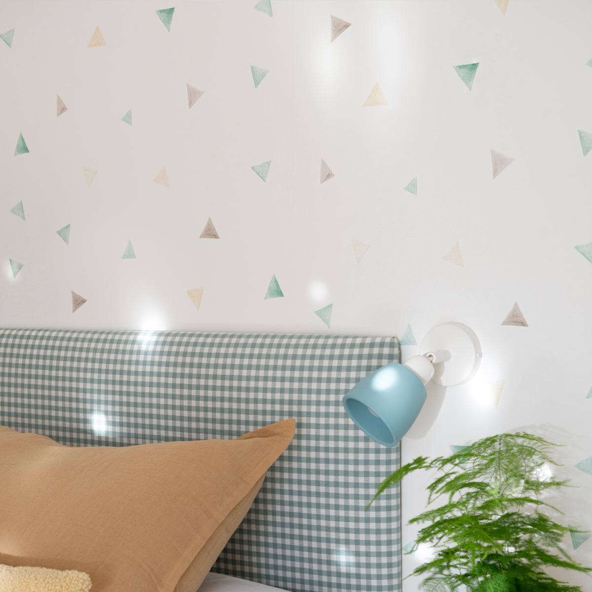 Papel pintado de dibujos de triángulos para cuarto infantil