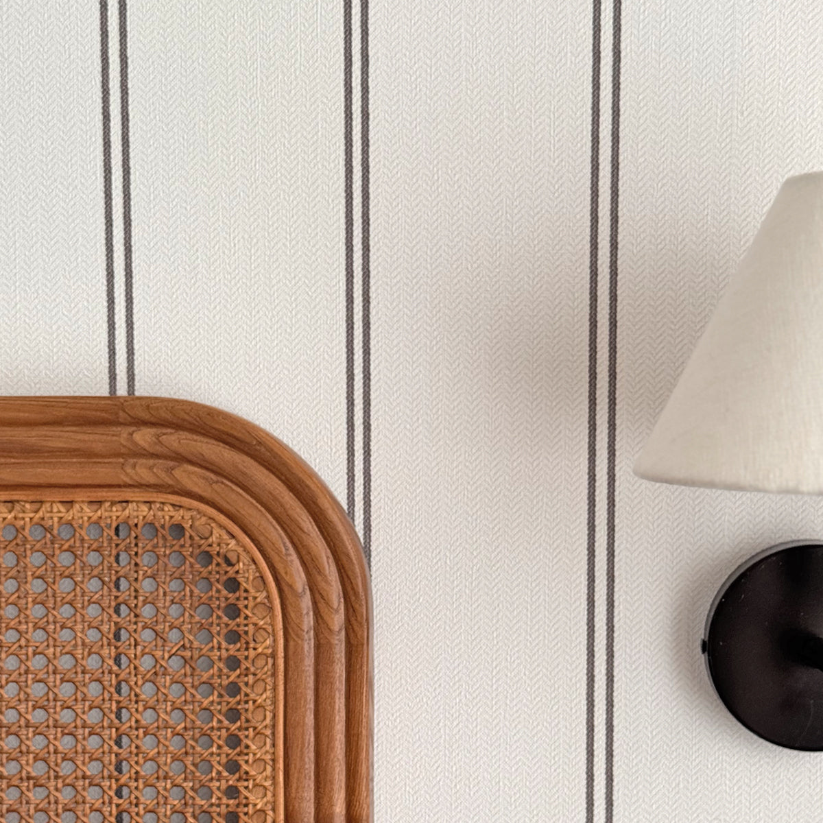 Papel pintado rayas para decorar dormitorio de matrimonio