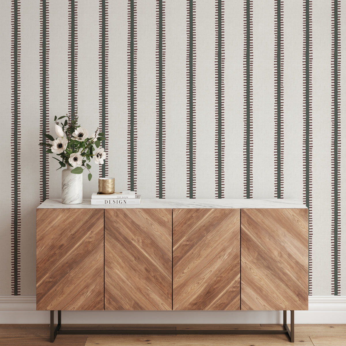 Papel pintado en estilizadas rayas color verde botella y granate burdeos de Alfmabi