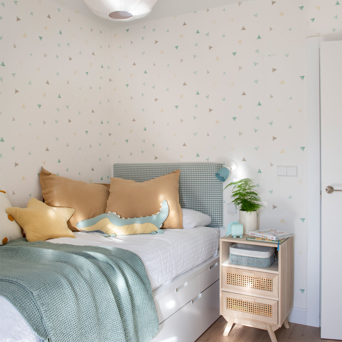 Papel pintado Triángulos verde para decorar habitación infantil