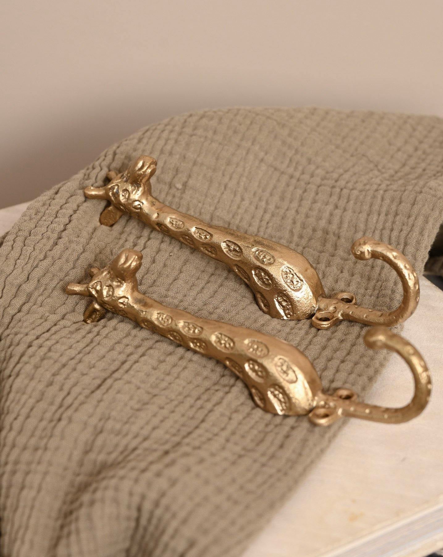 Perchero infantil Jirafa en oro mate para la decoración