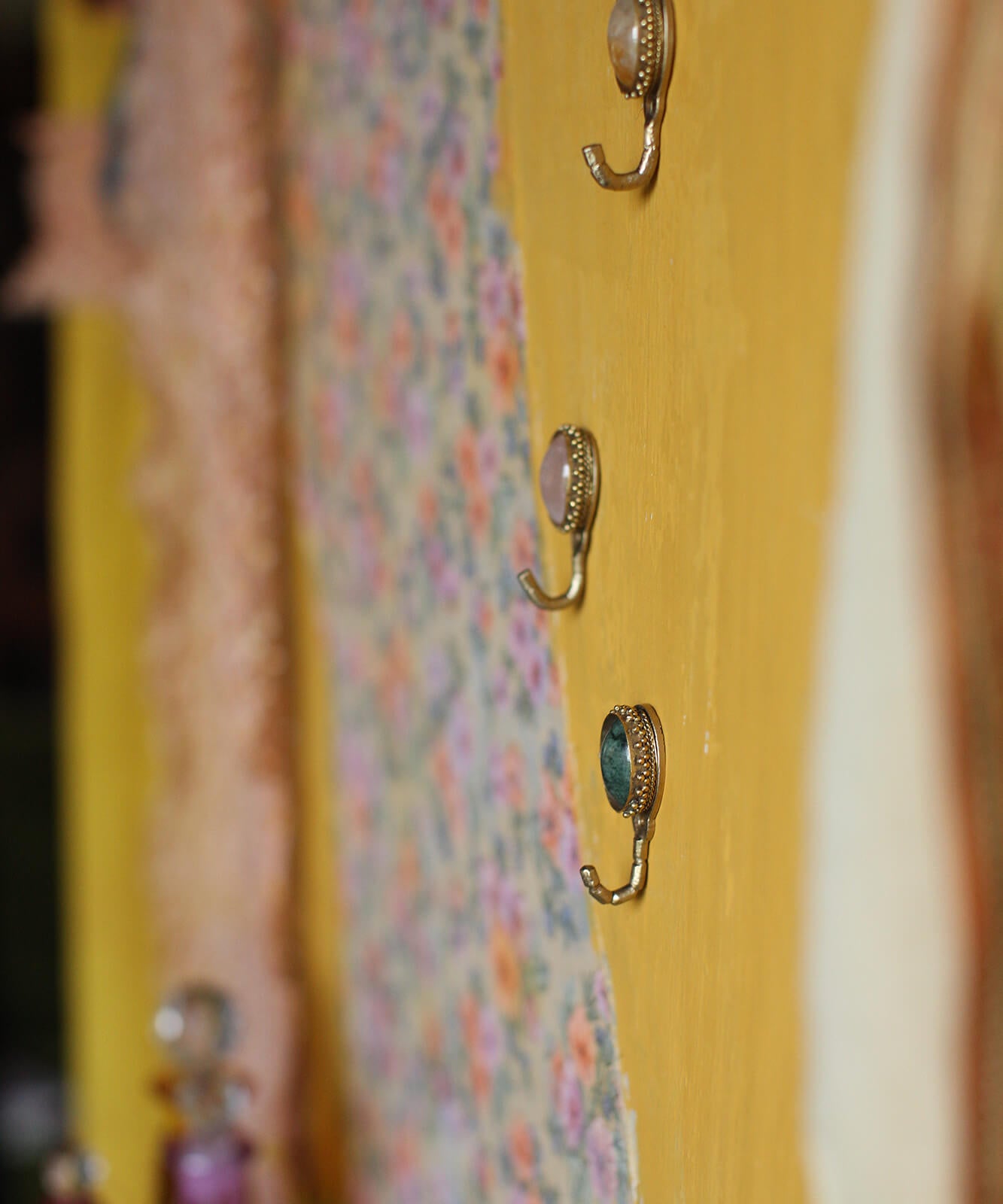 Perchero en mármol y latón color verde esmeralda