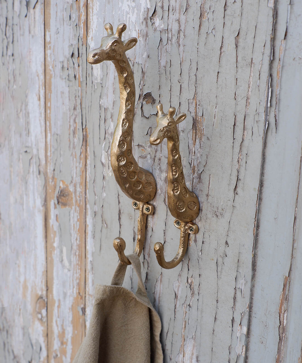 Giraffe wall coat rack to decorate children's rooms
