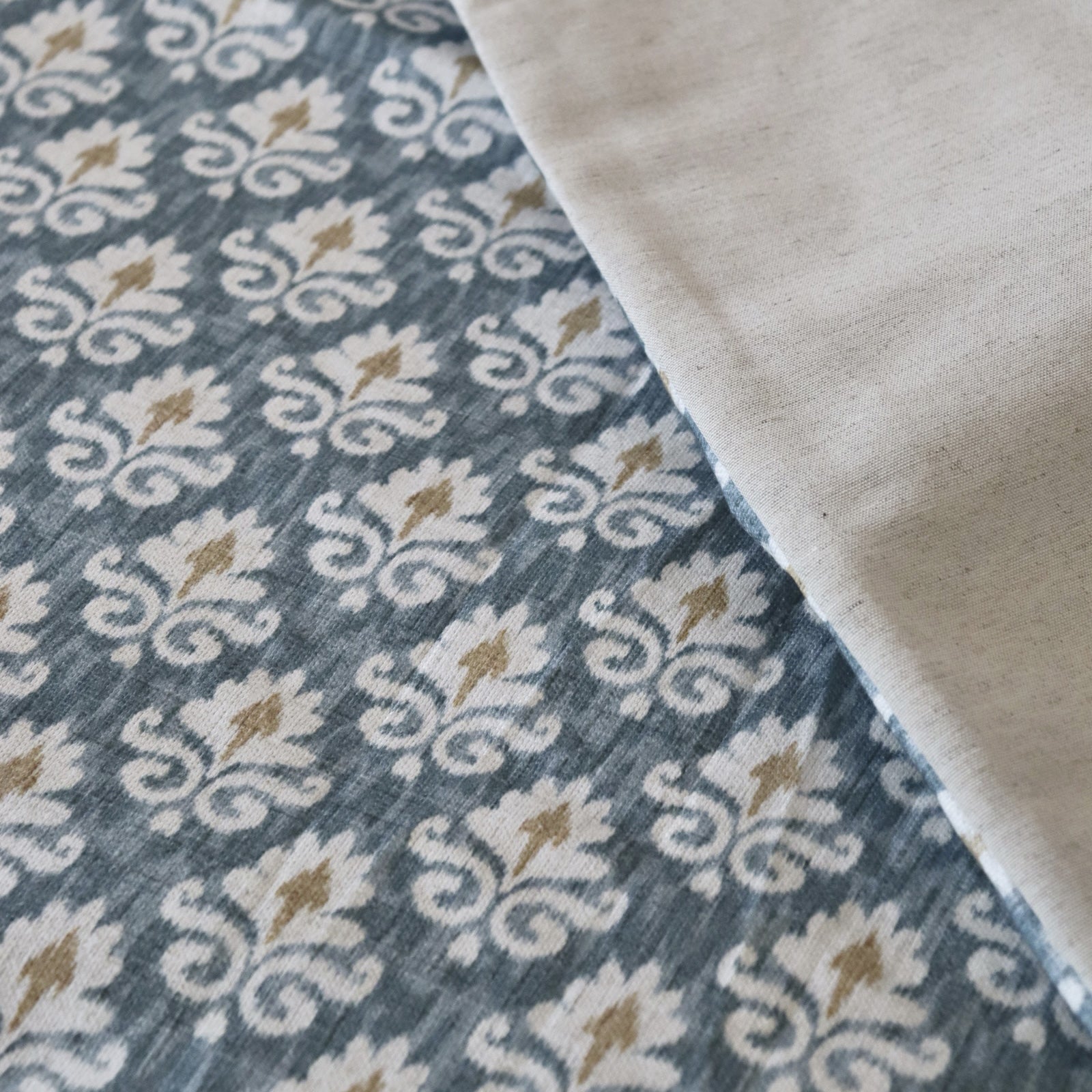 Plaid reversible azul mostaza para la decoración del salón