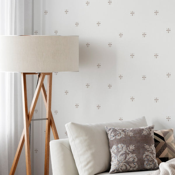 El papel pintado Nieve oro presenta un diseño geométrico discreto para decorar la pared del salón, comedor, dormitorios o cuartos de baño con sobridad y estilo.