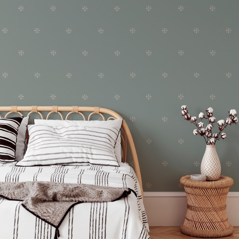 El papel pintado Nieve verde oscuro es una estupenda elección para decorar habitaciones de matrimonio, el comedor o el salón principal de la casa. Diseñado con tonos sobrios y elegantes para la decoración de interiores.