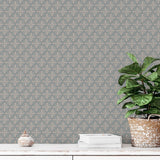 El papel Pintado Cologne gris es perfecto para decorar tu hogar con estilo clásico y atemporal.