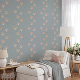 Con su moderno patrón floral en tonos de azul grisáceo y beige arena, el papel pintado Carolina trae un toque alegre y elegante a la decoración del hogar. 