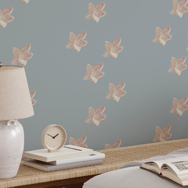 Con su moderno patrón floral en tonos de azul grisáceo y beige arena, el papel pintado Carolina trae un toque alegre y elegante a la decoración del hogar. 