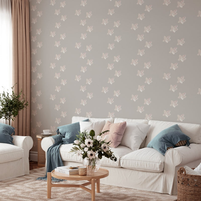 El papel pintado Carolina proporciona un estilo moderno y agradable con su patrón floral en tonos beige grisáceo y blanco. Perfecto para la decoración de salones y rincones del hogar.