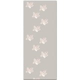 El papel pintado Carolina proporciona un estilo moderno y agradable con su patrón floral en tonos beige grisáceo y blanco. Perfecto para la decoración de salones y rincones del hogar.