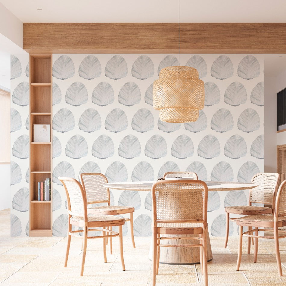 El papel pintado Perla cuenta con un estampado de conchas, dibujadas en acuarela con tono pastel de azul grisáceo claro. Una gran elección para decorar las paredes de cualquier estancia de la casa.