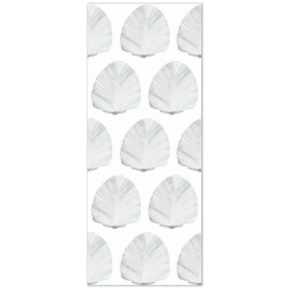 El papel pintado Perla cuenta con un estampado de conchas, dibujadas en acuarela con tono pastel de azul grisáceo claro. Una gran elección para decorar las paredes de cualquier estancia de la casa