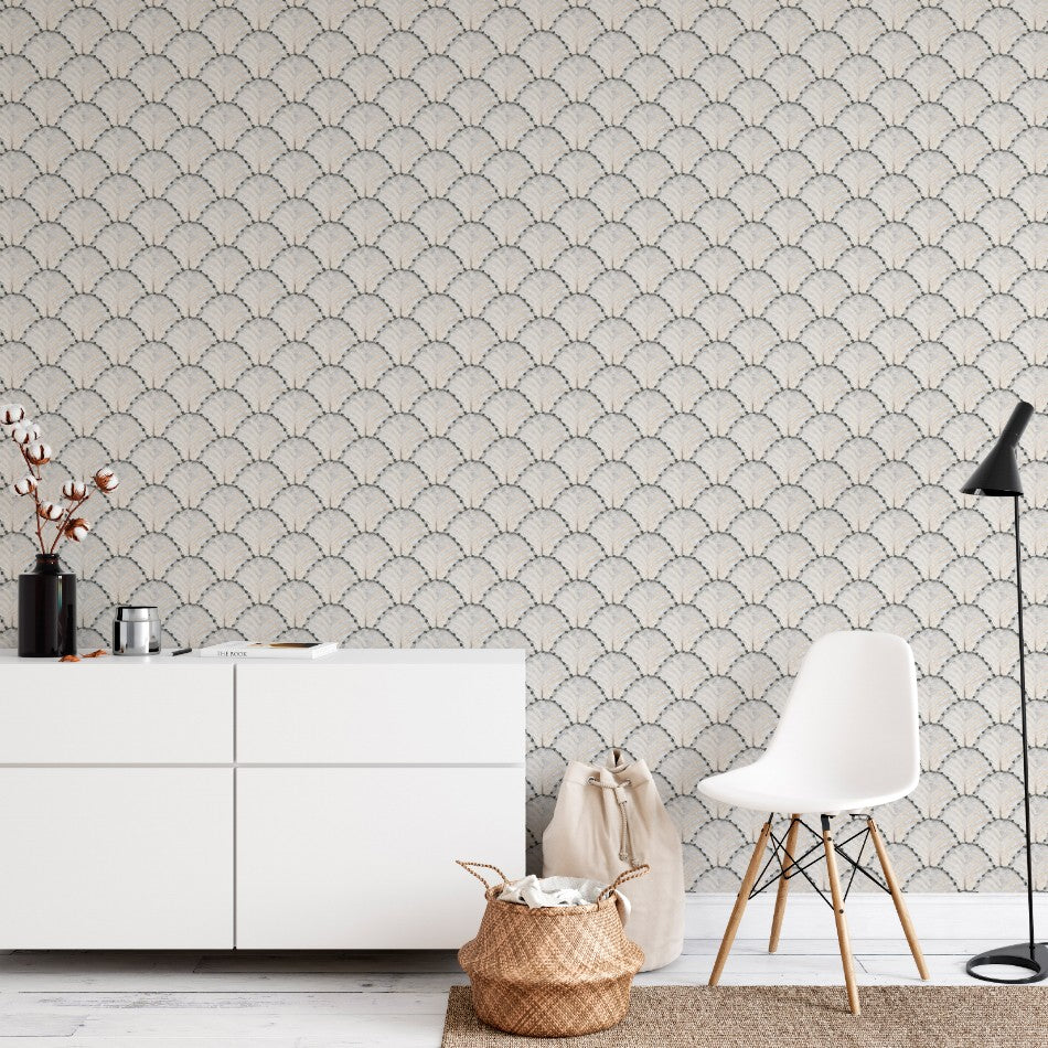 Con una hermosa repetición de diminutas conchas pintadas en acuarela en tonos de beige, negro y gris, el papel pintado Les Coquilles es una opción elegante para decorar las paredes con un diseño clásico.