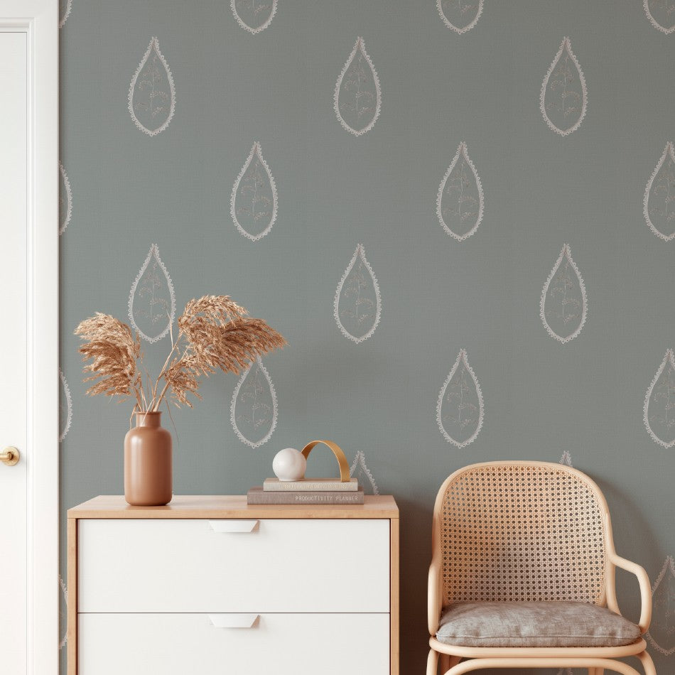 Consigue una decoración moderna y elegante con nuestro papel pintado Paisley verde grisáceo. Perfecto para dar vida a estancias como el salón o el dormitorio principal sin perder la elegancia. 