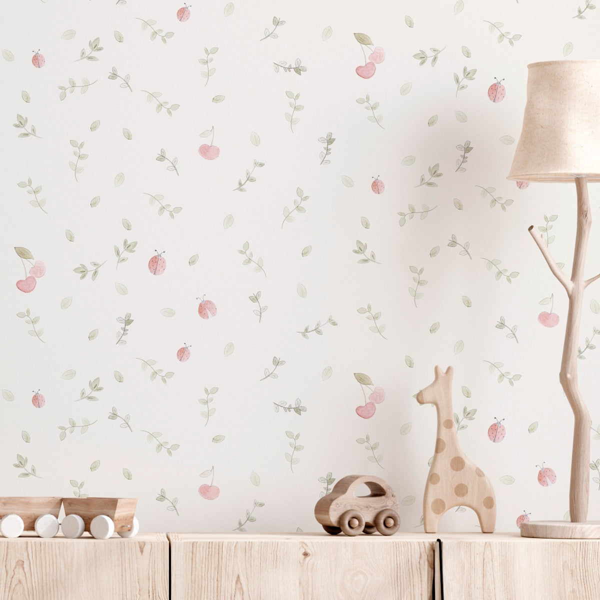 Papel pintado Mariquitas como su nombre indica está diseñado con un estampado d dibujitos de mariquitas y cerezas en tonos pastel. Es perfecto para crear un espacio infantil lleno de alegría y elegancia.