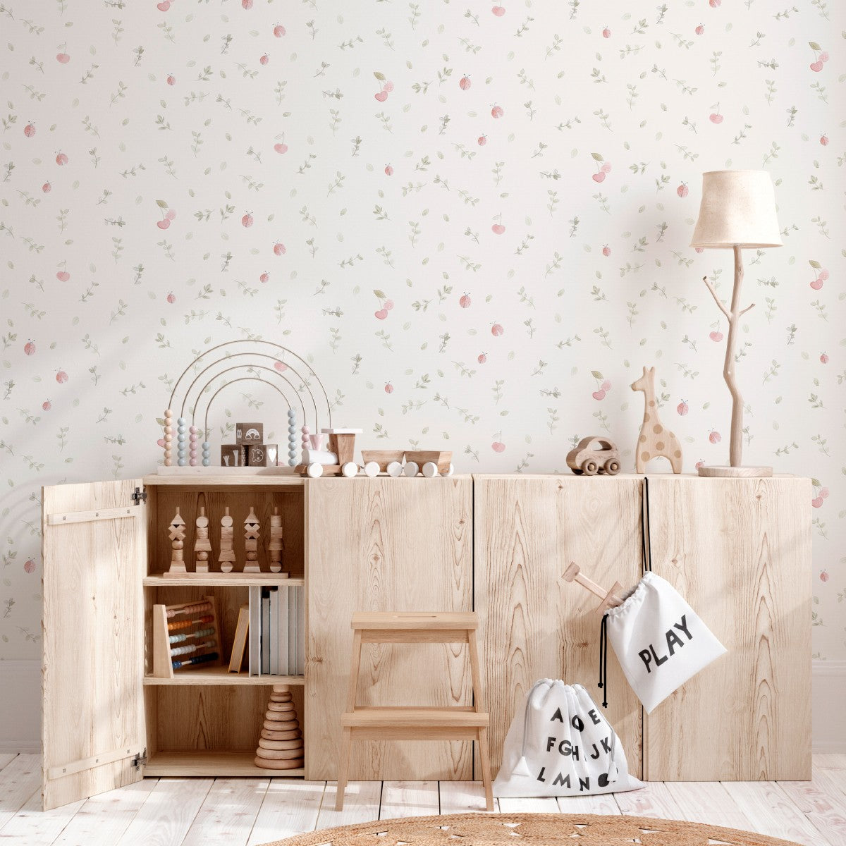 Papel pintado Mariquitas como su nombre indica está diseñado con un estampado d dibujitos de mariquitas y cerezas en tonos pastel. Es perfecto para crear un espacio infantil lleno de alegría y elegancia.