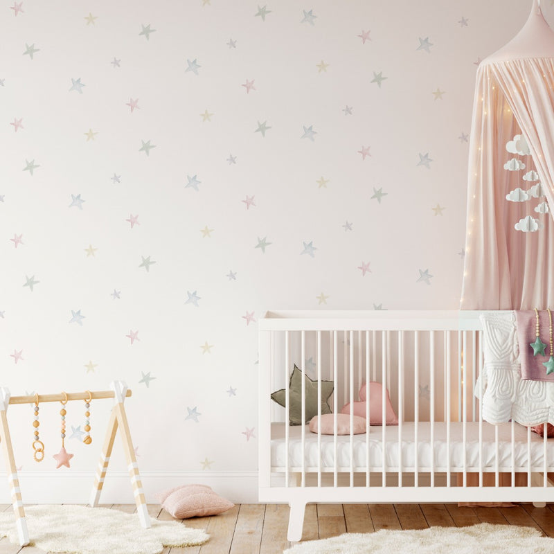 El Papel Pintado Estrellas tonos pastel está diseñado con dibujos de estrellitas en distintos tonos pastel, lo que lo convierte en el aliado perfecto para decorar habitaciones infantiles con un toque divertido y alegre.