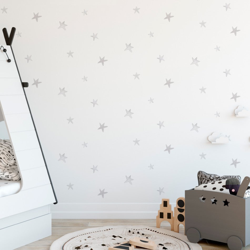 Nuestro papel pintado Estrellas tonos gris es perfecto para los que buscan una decoración neutra para el cuarto de los niños. Además su color gris permite añadir toques de color en el resto de la decoración infantil.