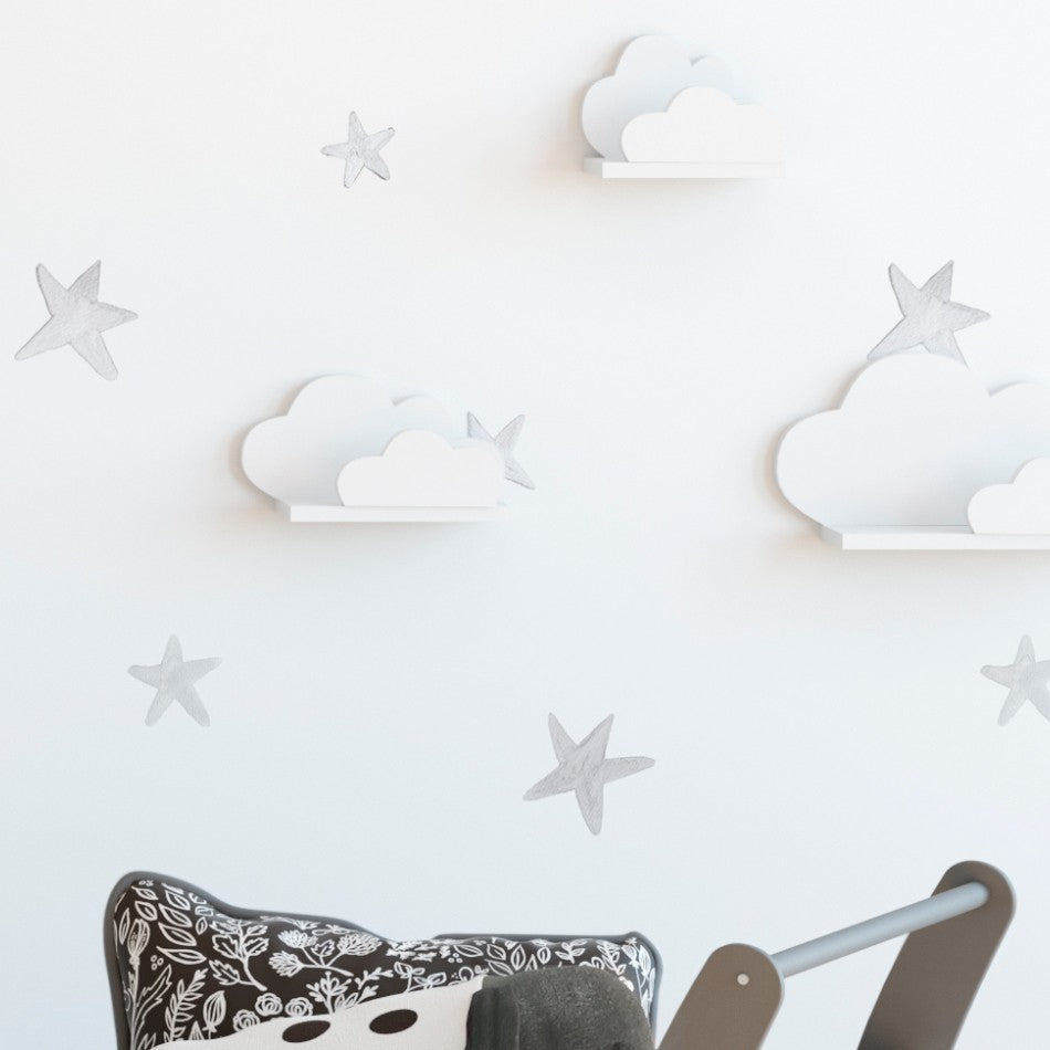 Nuestro papel pintado Estrellas tonos gris es perfecto para los que buscan una decoración neutra para el cuarto de los niños. Además su color gris permite añadir toques de color en el resto de la decoración infantil.