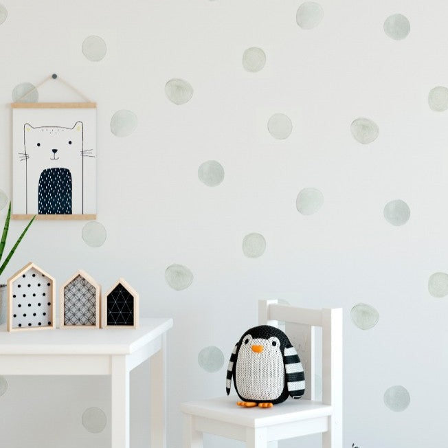 Papel pintado Lunares Verde: precioso papel pintado infantil de lunares de acuarela en tonos verde sobre fondo blanco roto.