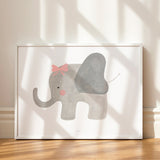 El cuadro Elefante Eloá es ideal para decorar habitaciones de niñas con dulzura y sencillez. Cuadro con dibujo de una preciosa elefantita niña para decorar el cuarto infantil.