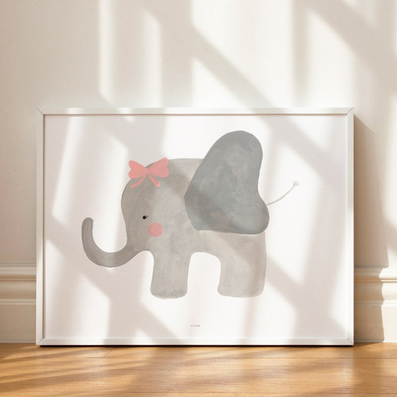 El cuadro Elefante Eloá es ideal para decorar habitaciones de niñas con dulzura y sencillez. Cuadro con dibujo de una preciosa elefantita niña para decorar el cuarto infantil.