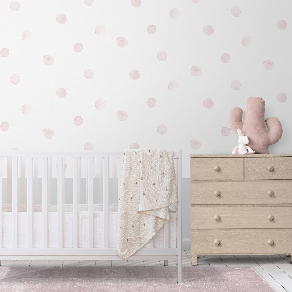 Descubre nuestro papel pintado Lunares rosa para la decoración de cuartos infantiles. Un modelo neutro y discreto para dar un toque elegante a la vez que divertido a la habitación de los peques.