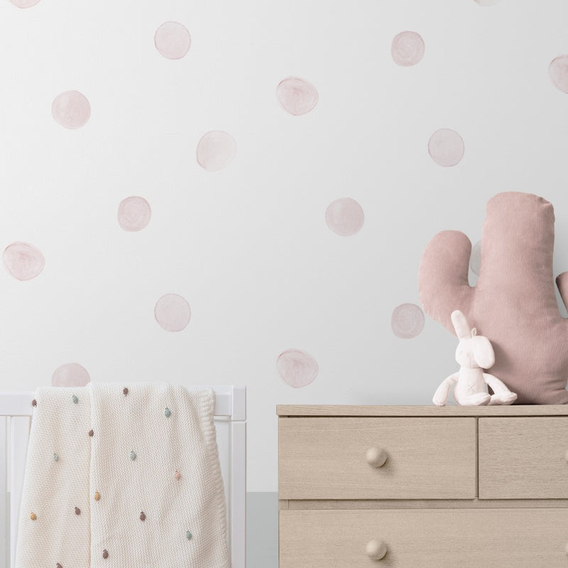Descubre nuestro papel pintado Lunares rosa para la decoración de cuartos infantiles. Un modelo neutro y discreto para dar un toque elegante a la vez que divertido a la habitación de los peques.