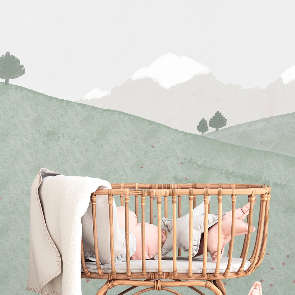El mural de pared Mis Pirineos presenta un delicado diseño capaz de transmitir alegría y mucha paz a la decoración del cuarto infantil. 