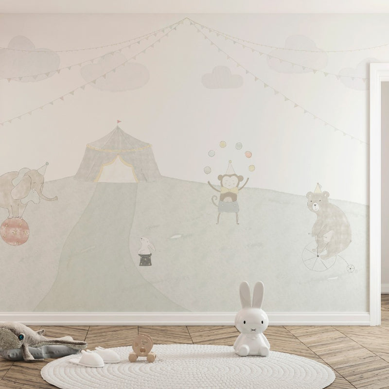 Nuestro mural de pared Mi Circo está diseñado con colores suaves y neutros para combinar de manera fácil con la decoración del cuarto. Los simpáticos dibujos aportan alegría y diversión al ambiente. 