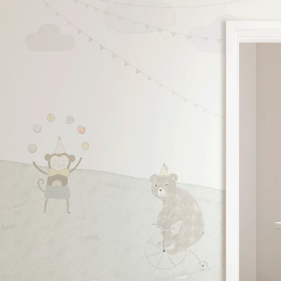 Nuestro mural de pared Mi Circo está diseñado con colores suaves y neutros para combinar de manera fácil con la decoración del cuarto. Los simpáticos dibujos aportan alegría y diversión al ambiente. 