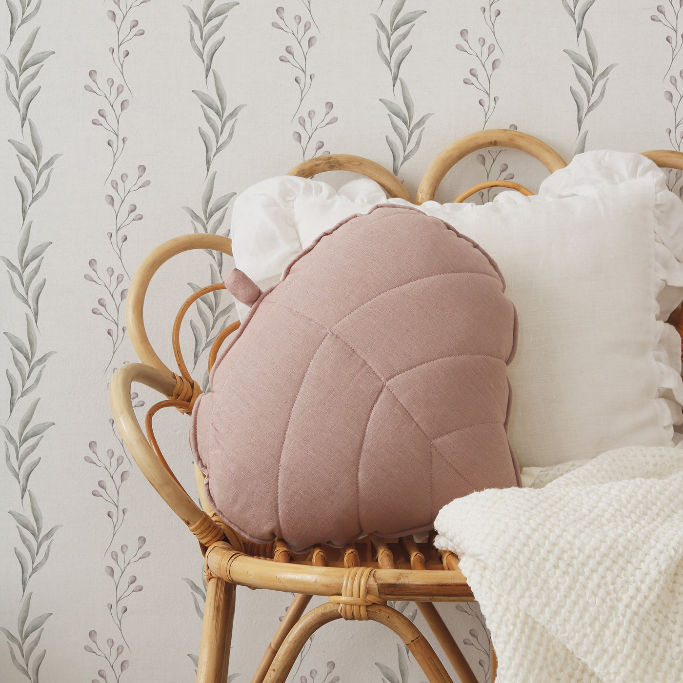Cojin decorativo hoja rosa para cuarto infantil