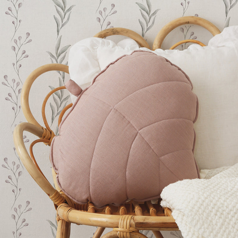 Cojin hoja rosa empolvado para la decoración del cuarto del bebé