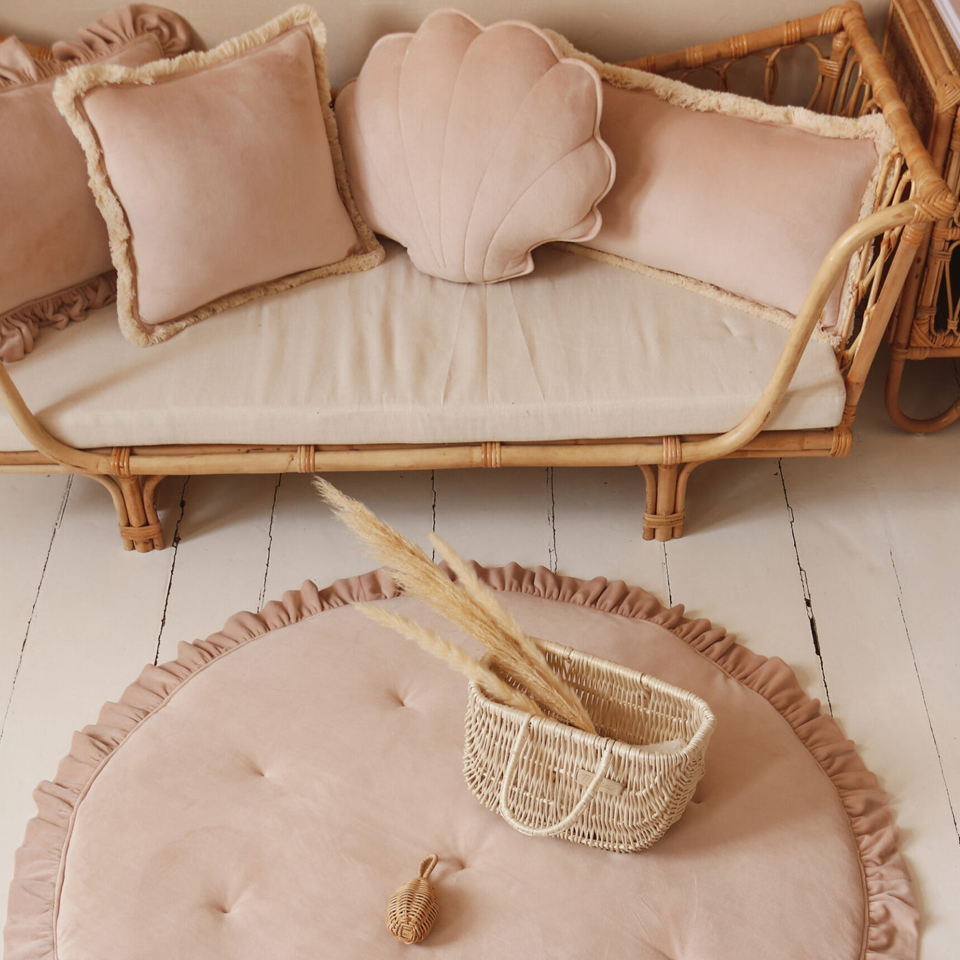 Cojín infantil concha rosa empolvado