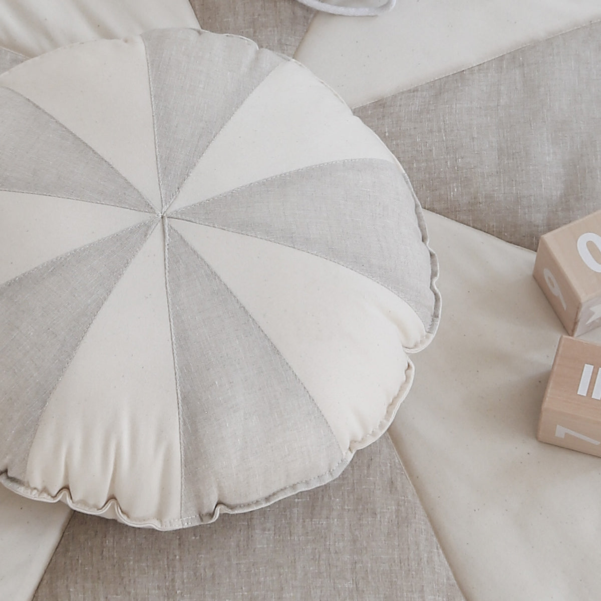 Cojín de lino color blanco y gris para decoración infantil tema circo