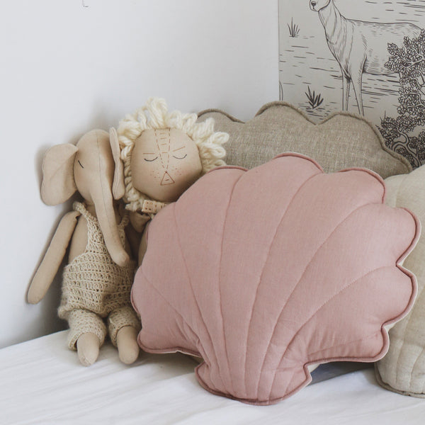 Cojín lino formato de concha rosa empolvado para la decoración infantil