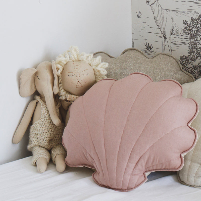 Cojín lino formato de concha rosa empolvado para la decoración infantil