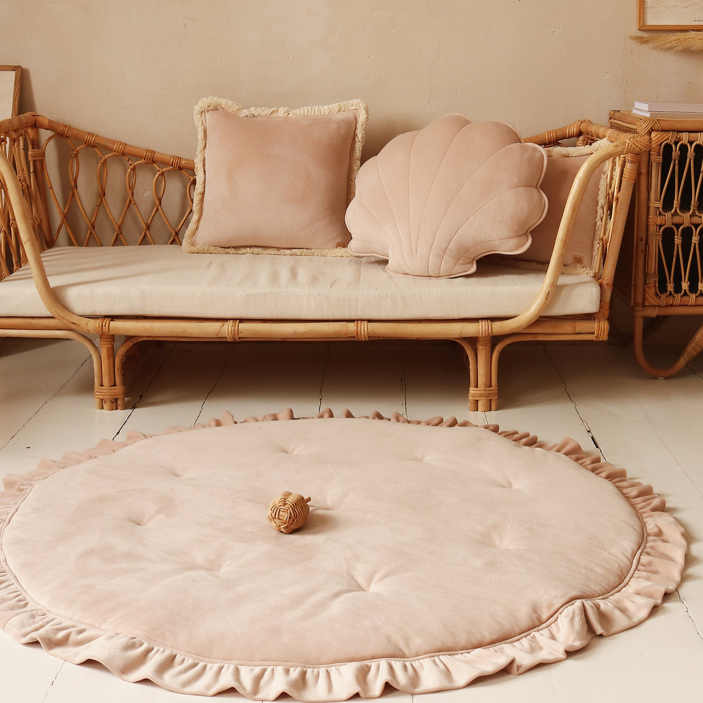 Cojín de terciopelo beige rosado para la decoración infantil