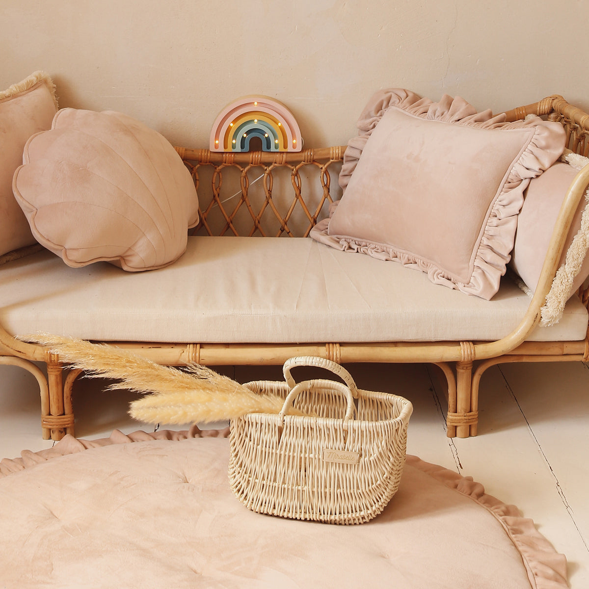 Cojín de volantes beige rosado para decoración romántica 