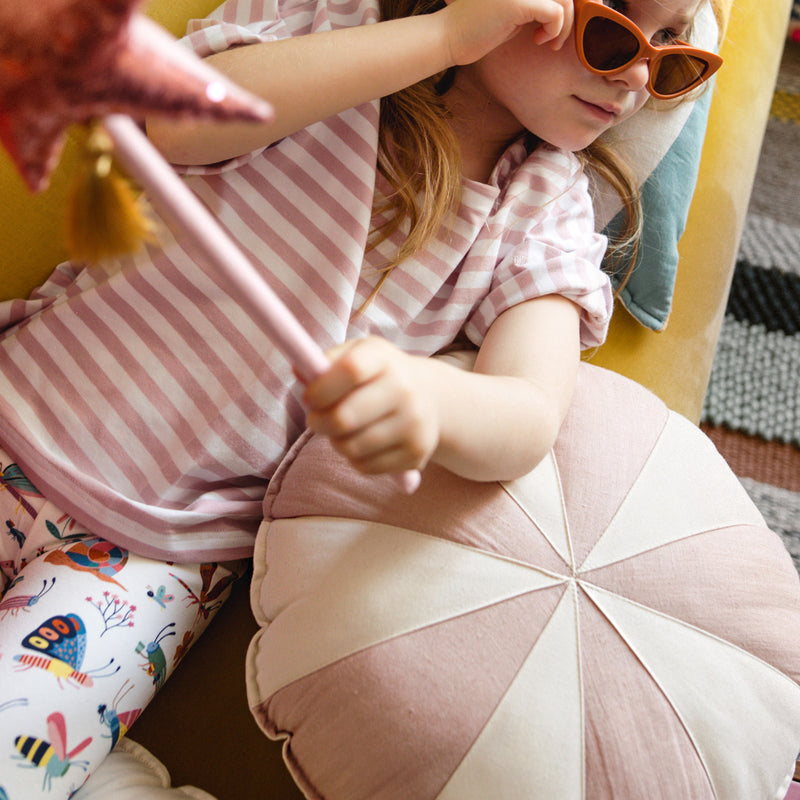 Cuarto de niña con decoración tema circo con cojín rosa