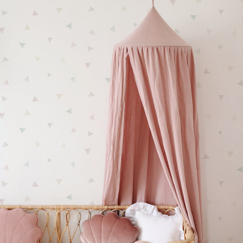 Cubierta de cuna rosa polvo para la habitación infantil